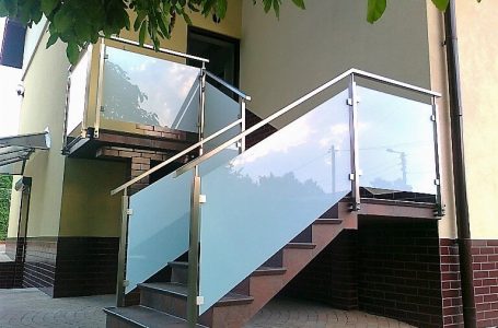 Zalety i wady szklanych balustrad – wybieramy balustradę do domu